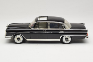 Mercedes 300 SE W112 Black Metallic Revell 1:18 08910 Μέταλλο - εικόνα 4 από 8