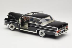 Mercedes 300 SE W112 Black Metallic Revell 1:18 08910 Μέταλλο - εικόνα 5 από 8