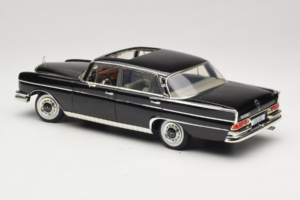 Mercedes 300 SE W112 Black Metallic Revell 1:18 08910 Μέταλλο - εικόνα 7 από 8