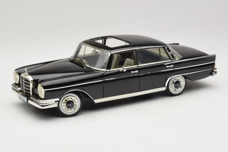 Mercedes 300 SE W112 Black Metallic Revell 1:18 08910 Μέταλλο