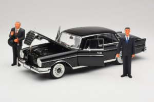Mercedes 300 SE Μαύρο με Φιγούρες Revell 1:18 09050 Μέταλλο - εικόνα 2 από 9