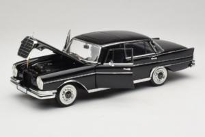 Mercedes 300 SE Μαύρο με Φιγούρες Revell 1:18 09050 Μέταλλο - εικόνα 3 από 9