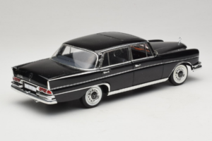 Mercedes 300 SE Μαύρο με Φιγούρες Revell 1:18 09050 Μέταλλο - εικόνα 4 από 9