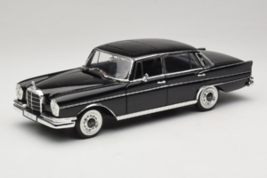 Mercedes 300 SE Μαύρο με Φιγούρες Revell 1:18 9050 Μέταλλο