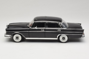 Mercedes 300 SE Μαύρο με Φιγούρες Revell 1:18 09050 Μέταλλο - εικόνα 5 από 9