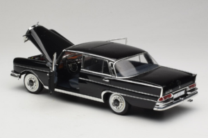 Mercedes 300 SE Μαύρο με Φιγούρες Revell 1:18 09050 Μέταλλο - εικόνα 6 από 9