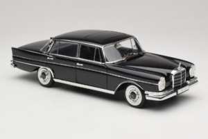 Mercedes 300 SE Μαύρο με Φιγούρες Revell 1:18 09050 Μέταλλο - εικόνα 7 από 9