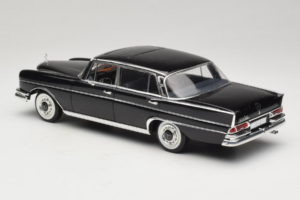 Mercedes 300 SE Μαύρο με Φιγούρες Revell 1:18 09050 Μέταλλο - εικόνα 8 από 9
