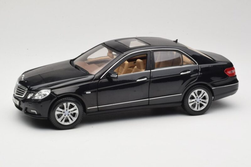 Mercedes E-Class W211 Μαύρο Maisto 1:18 31172 Μέταλλο
