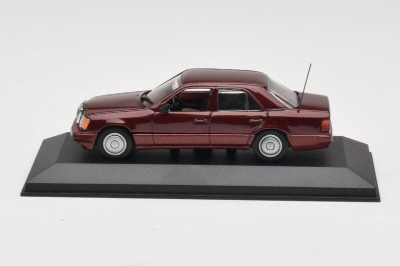 Mercedes W124 Dark Red Metallic Minichamps 1:43 Mercedes W124 Dark Red Metallic Minichamps 1:43 MB002 Μέταλλο