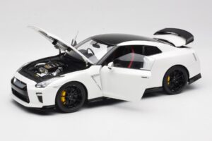Nissan GT-R R35 Track Edition NISMO Pearl White MotorHelix 1:18 M83518 Μέταλλο - εικόνα 2 από 8