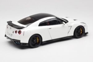 Nissan GT-R R35 Track Edition NISMO Pearl White MotorHelix 1:18 M83518 Μέταλλο - εικόνα 3 από 8