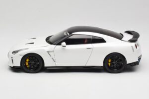 Nissan GT-R R35 Track Edition NISMO Pearl White MotorHelix 1:18 M83518 Μέταλλο - εικόνα 4 από 8