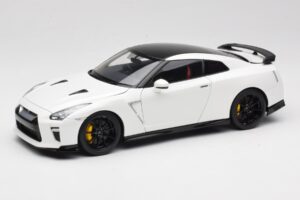 Nissan GT-R R35 Track Edition NISMO Pearl White MotorHelix 1:18 M83518 Μέταλλο