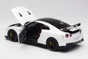 Nissan GT-R R35 Track Edition NISMO Pearl White MotorHelix 1:18 M83518 Μέταλλο - εικόνα 5 από 8