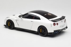 Nissan GT-R R35 Track Edition NISMO Pearl White MotorHelix 1:18 M83518 Μέταλλο - εικόνα 7 από 8