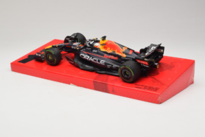Red Bull RB18 #1 M. Verstappen Oracle Red Bull Racing Japanese Grand Prix Winner World Champion 2022 Minichamps 1:18 11322280 - εικόνα 5 από 7