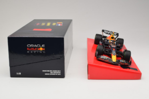Red Bull RB18 #1 M. Verstappen Oracle Red Bull Racing Japanese Grand Prix Winner World Champion 2022 Minichamps 1:18 11322280 - εικόνα 6 από 7