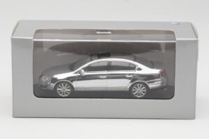 Volkswagen Passat B6 Chrome Silver 10 Years Volkswagen Magazine Minichamps 1:43 PASSAT004 Μέταλλο - εικόνα 4 από 4
