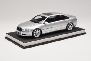 Audi A8 D3 W12 Ice Silver Metallic MotorHelix 1:18 MH030ISM Ρητίνη - εικόνα 2 από 7