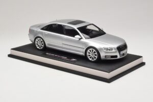 Audi A8 D3 W12 Ice Silver Metallic MotorHelix 1:18 MH030ISM Ρητίνη - εικόνα 4 από 7