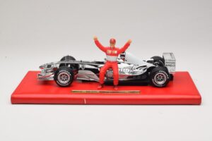 Ferrari F2004 #1 M. Schumacher Six Time World Champion 2004 Χρώμιο Ασημί Hot Wheels 1:18 C7332 Μέταλλο - εικόνα 3 από 6
