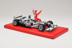 Ferrari F2004 #1 M. Schumacher Six Time World Champion 2004 Χρώμιο Ασημί Hot Wheels 1:18 C7332 Μέταλλο - εικόνα 4 από 6