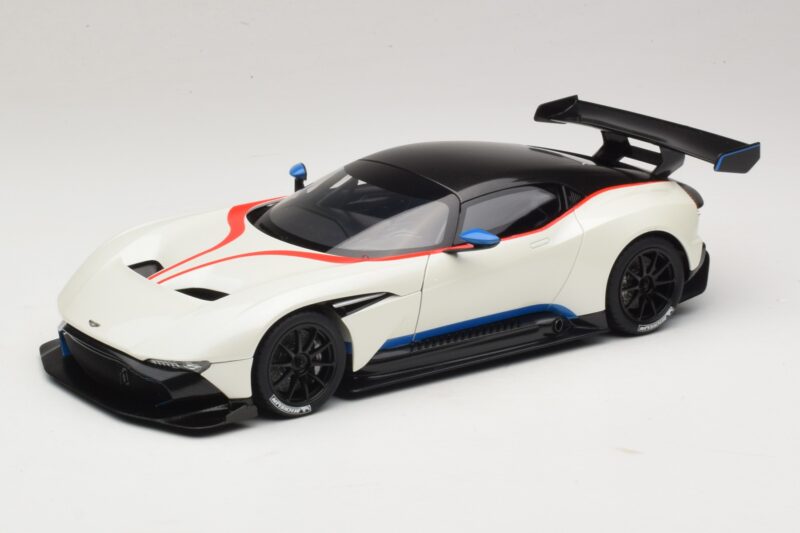 Aston Martin Vulcan Stratus White Με Μπλε και Κόκκινες Ρίγες AUTOart 1:18 70261 Σύνθετο