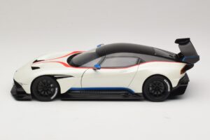 Aston Martin Vulcan Stratus White Με Μπλε και Κόκκινες Ρίγες AUTOart 1:18 70261 Σύνθετο - εικόνα 4 από 8