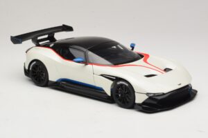 Aston Martin Vulcan Stratus White Με Μπλε και Κόκκινες Ρίγες AUTOart 1:18 70261 Σύνθετο - εικόνα 6 από 8