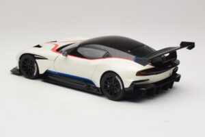 Aston Martin Vulcan Stratus White Με Μπλε και Κόκκινες Ρίγες AUTOart 1:18 70261 Σύνθετο - εικόνα 7 από 8