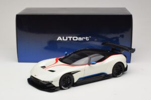 Aston Martin Vulcan Stratus White Με Μπλε και Κόκκινες Ρίγες AUTOart 1:18 70261 Σύνθετο - εικόνα 8 από 8